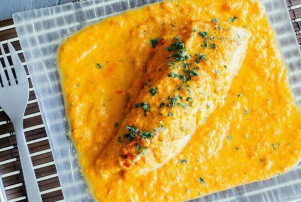 Fish in cream of red bell pepper
